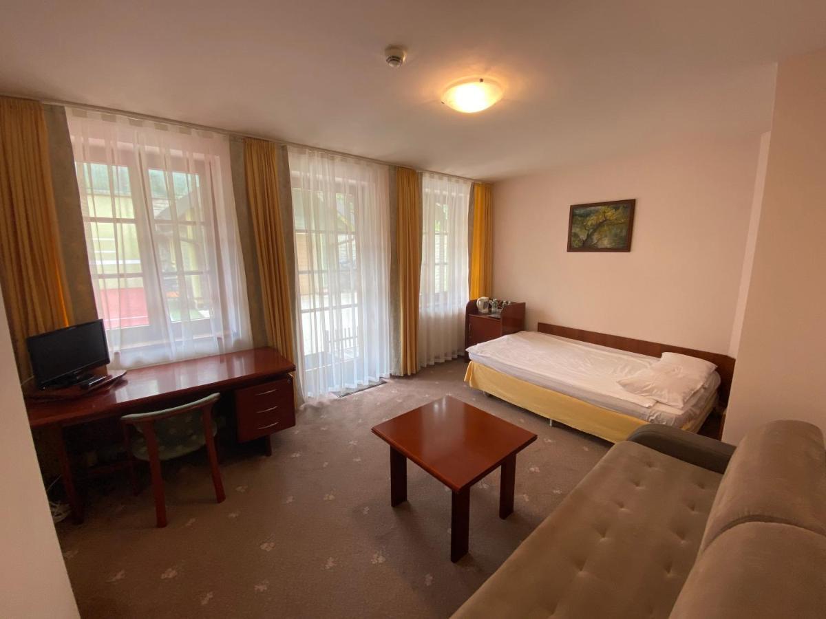 Hotel Grant Криница-Здруй Екстериор снимка