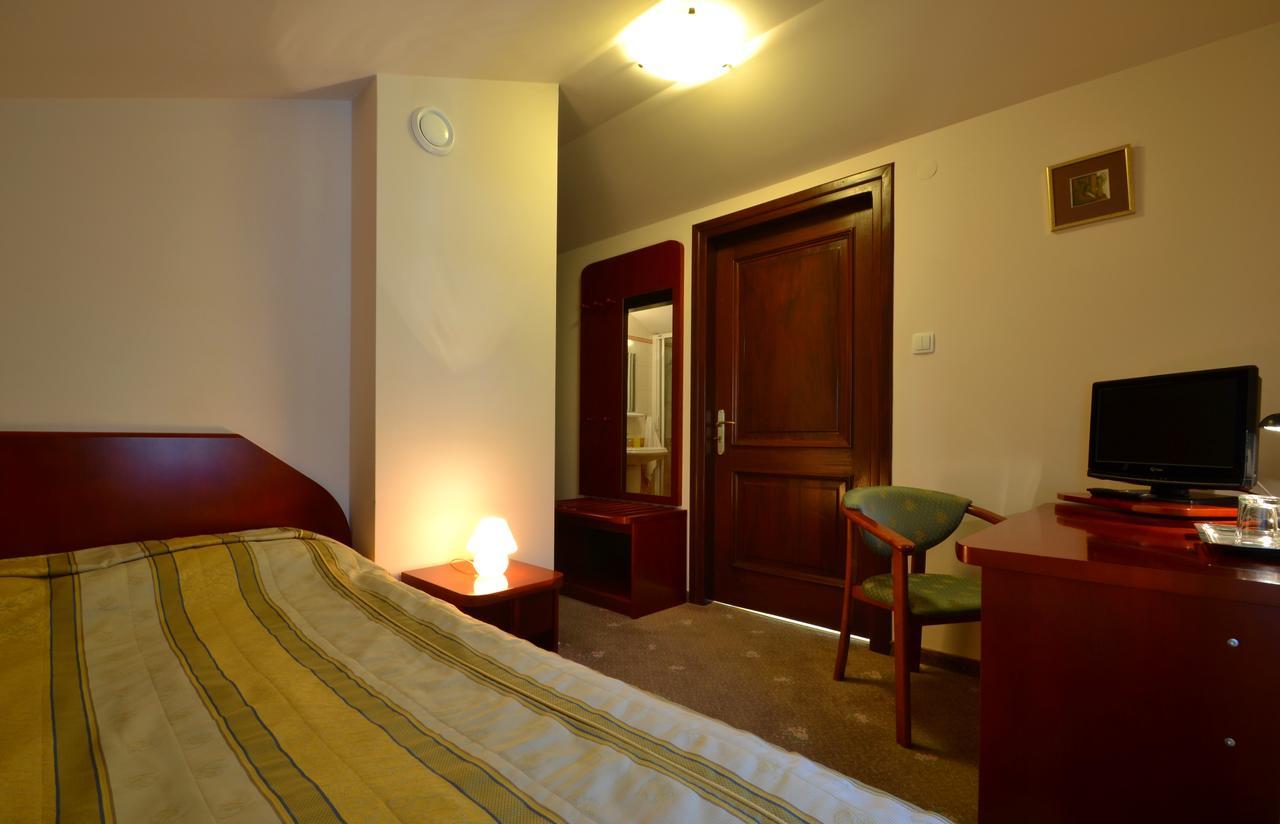 Hotel Grant Криница-Здруй Екстериор снимка